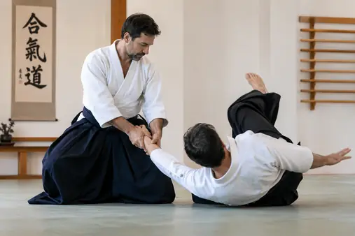 Práctica de Aikido trabajando coordinación, equilibrio y control corporal